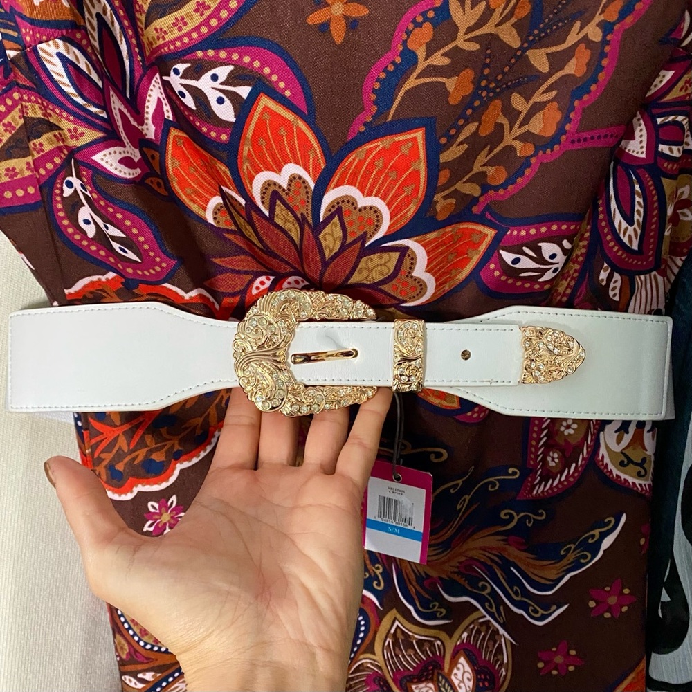 VINCE CAMUTO Elegant White Belt with Western Gold Buckle - Picture 4 of 13